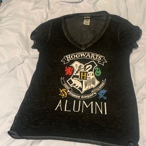Hogwarts alumni v neck tee shirt.
